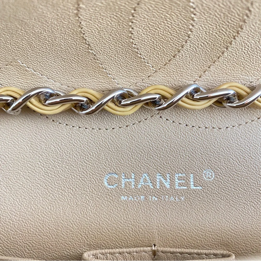CHANEL Timeless Jumbo double flap shoulder bag in beige yellow patent le…